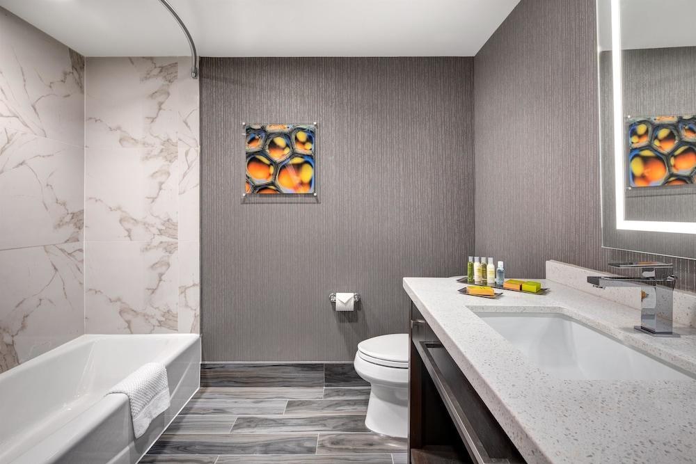 DOUBLETREE BY HILTON TORONTO AIRPORT photo 1