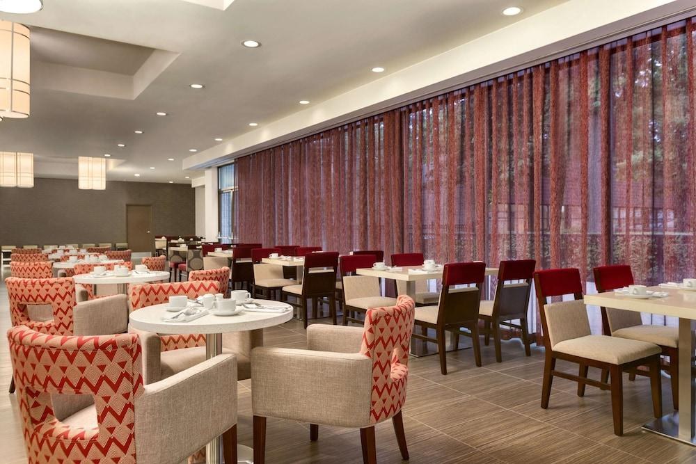 DOUBLETREE BY HILTON HOTEL TORONTO AIRPORT WEST photo 2