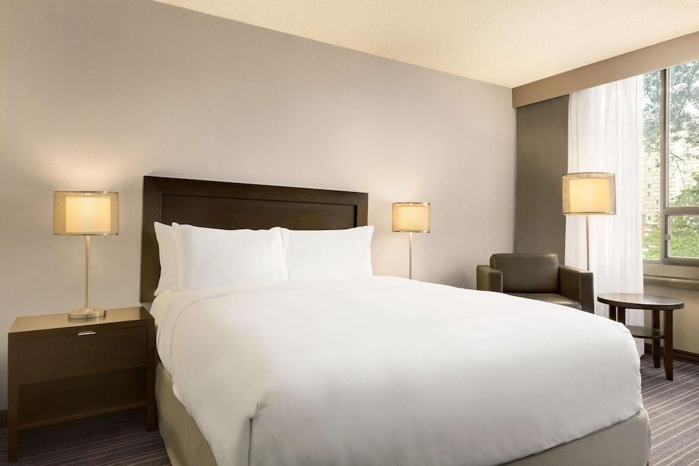 DOUBLETREE BY HILTON HOTEL TORONTO AIRPORT WEST photo 3