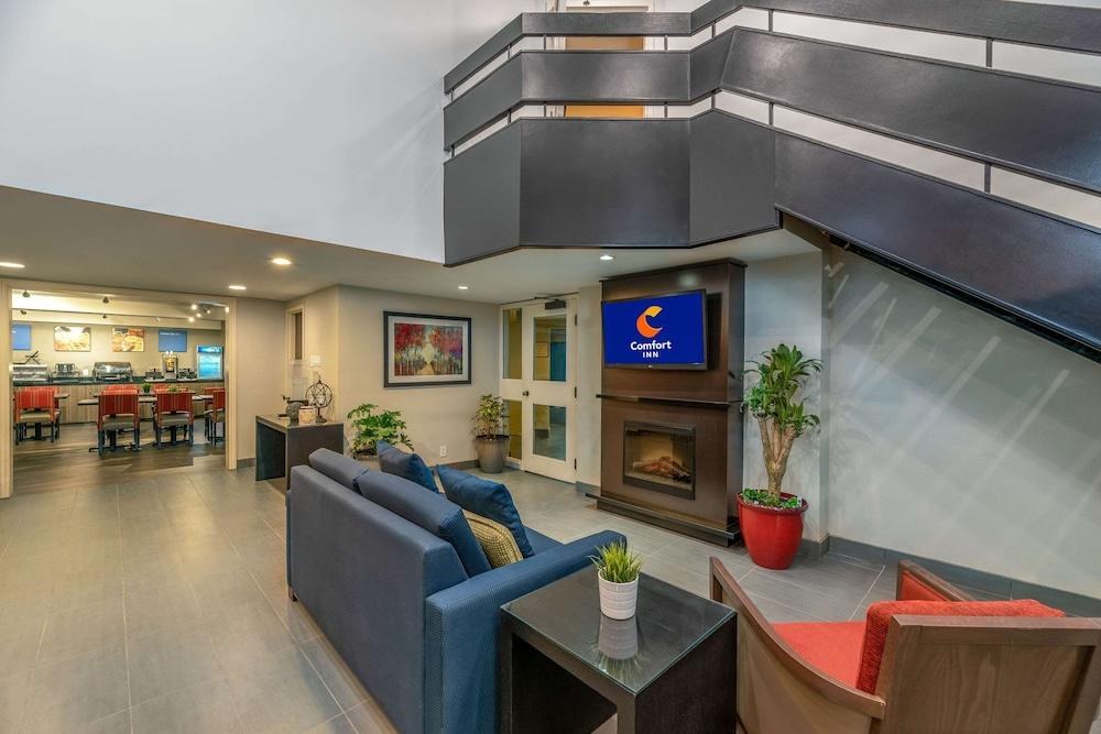 COMFORT INN WINNIPEG AIRPORT photo 2