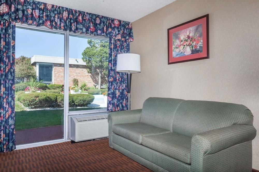 HOWARD JOHNSON BY WYNDHAM ALBANY photo 3