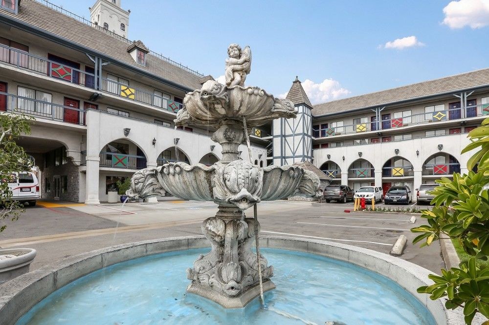 CASTLE INN AND SUITES photo 1