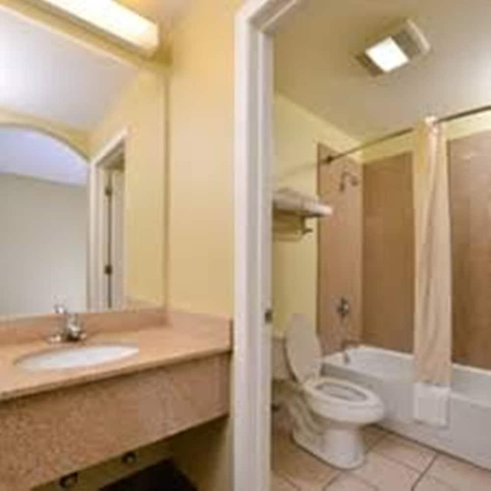 AMERICAS BEST VALUE INN AUSTIN photo 3