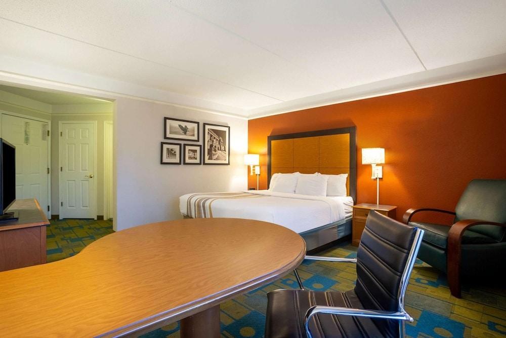 LA QUINTA INN CHARLOTTE AIRPORT SOUTH photo 1