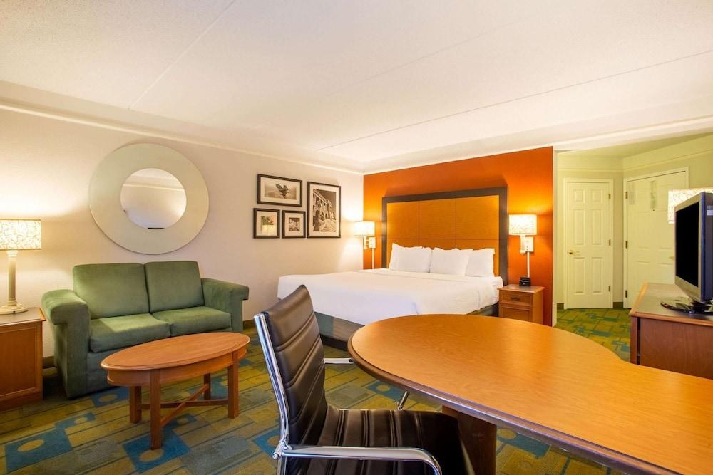 LA QUINTA INN CHARLOTTE AIRPORT SOUTH photo 2