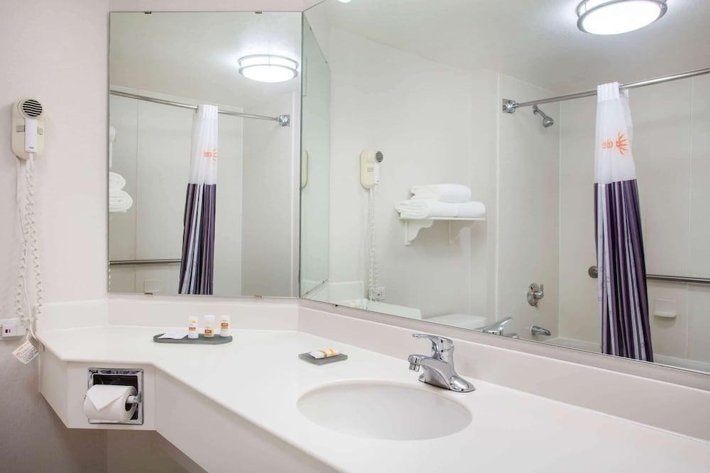 LA QUINTA INN CHARLOTTE AIRPORT SOUTH photo 3
