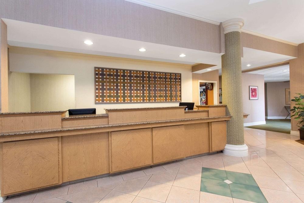 LA QUINTA INN & SUITES JACKSONVILLE BUTLER BOULVAR photo 2