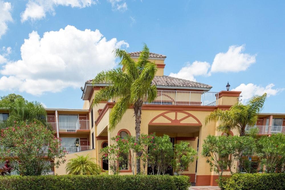 HOWARD JOHNSON BY WYNDHAM TROPICAL PALMS KISSIMMEE photo 2