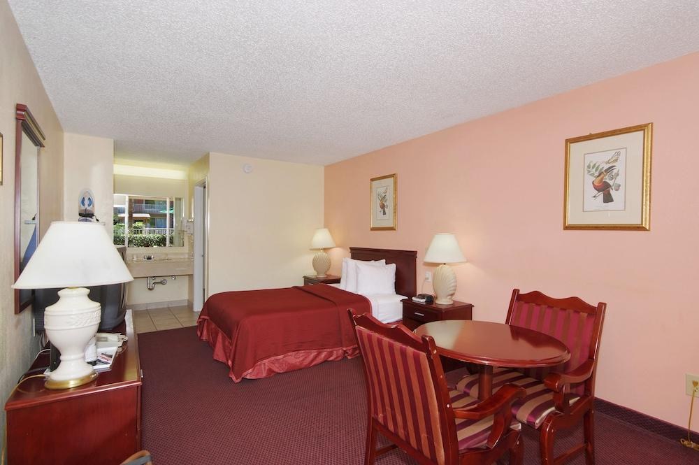 HOWARD JOHNSON BY WYNDHAM TROPICAL PALMS KISSIMMEE photo 3