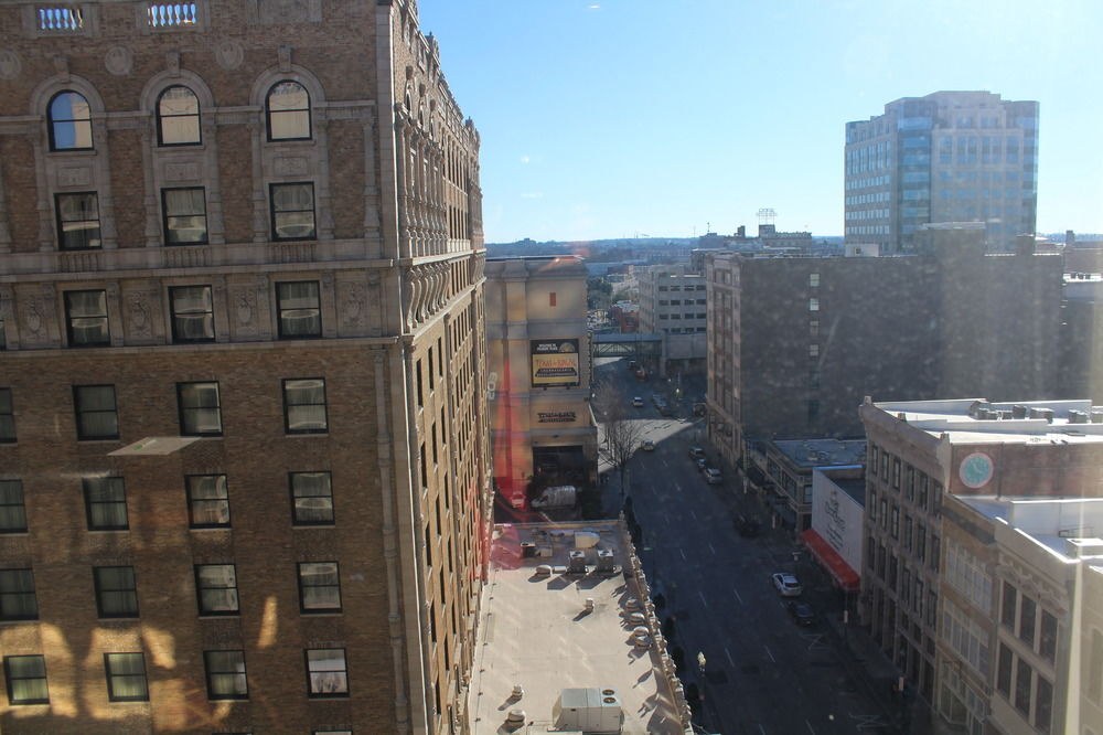 HOLIDAY INN MEMPHIS-DOWNTOWN (BEALE ST.)