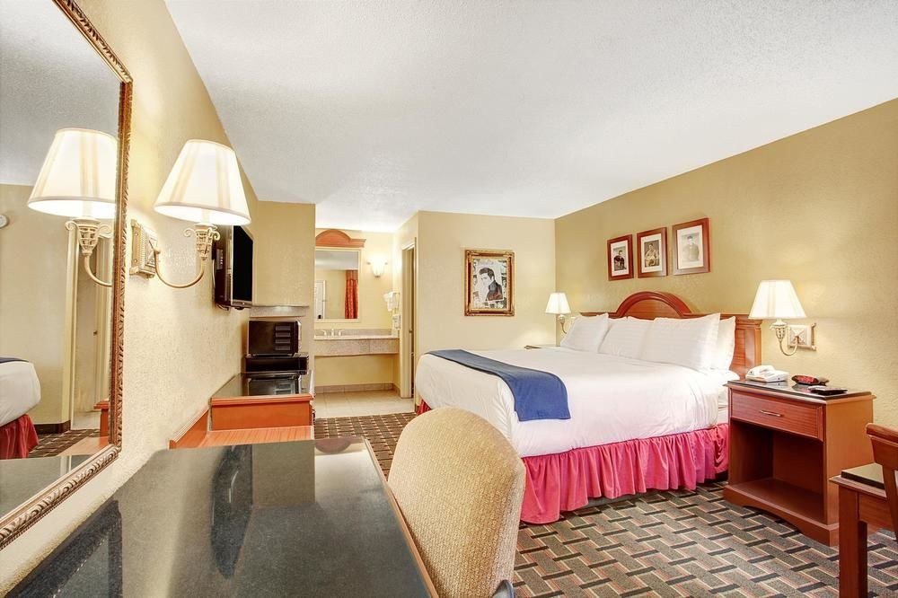 DAYS INN GRACELAND photo 1