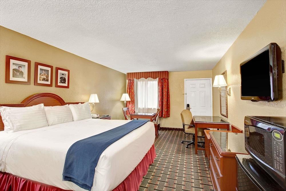 DAYS INN GRACELAND photo 4