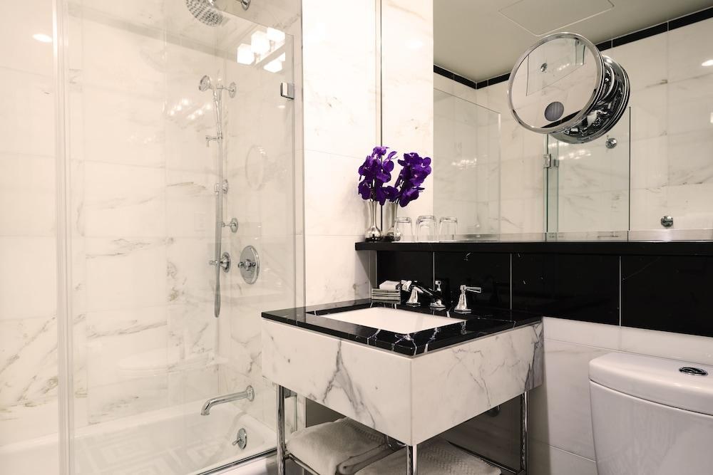 IROQUOIS HOTEL photo 2
