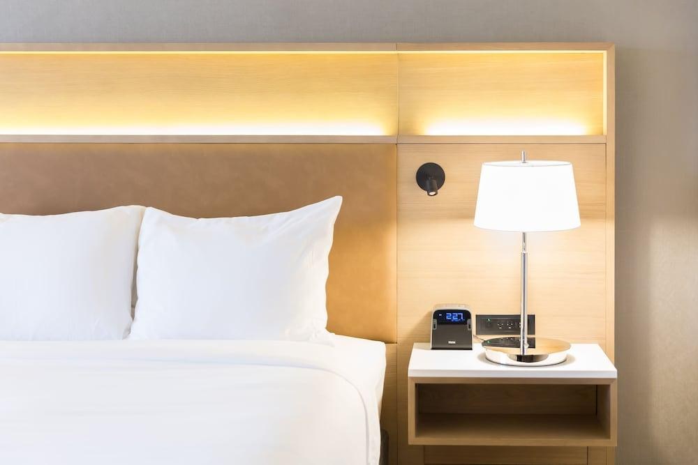 RADISSON HOTEL PHOENIX AIRPORT photo 2
