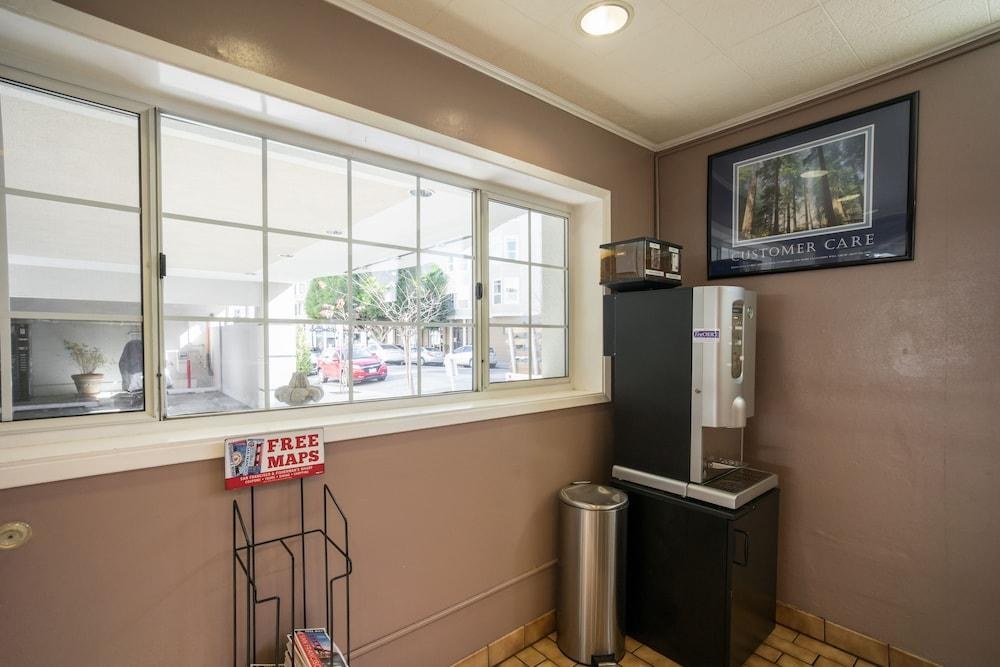 NOB HILL MOTOR INN photo 2