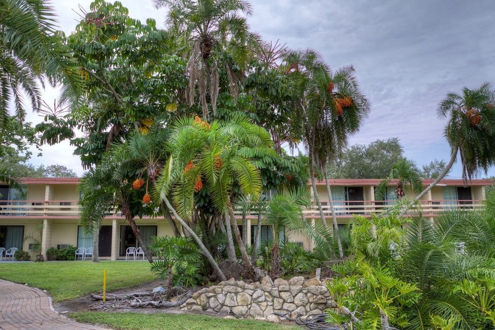 GOLDEN HOST RESORT