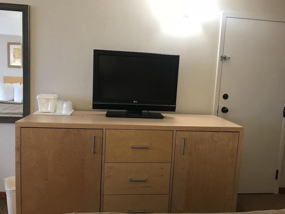 QUALITY HOTEL MONTREAL EAST photo 2