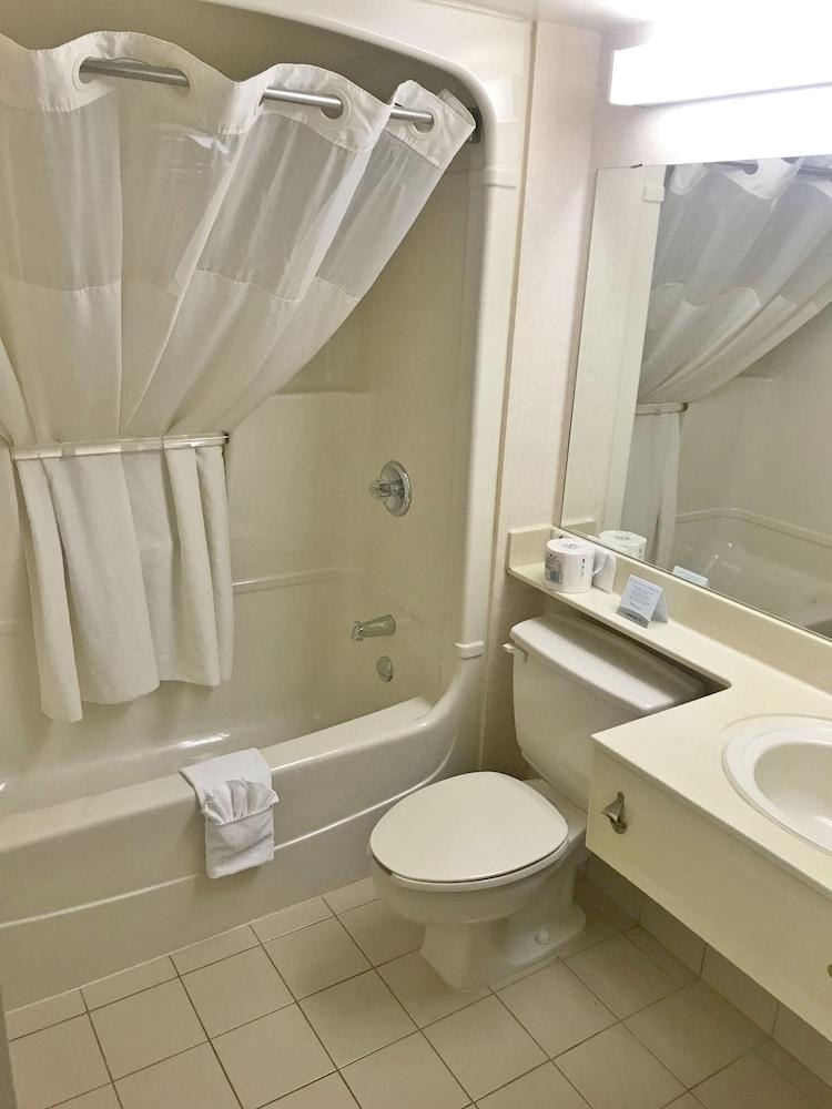 QUALITY HOTEL MONTREAL EAST photo 3