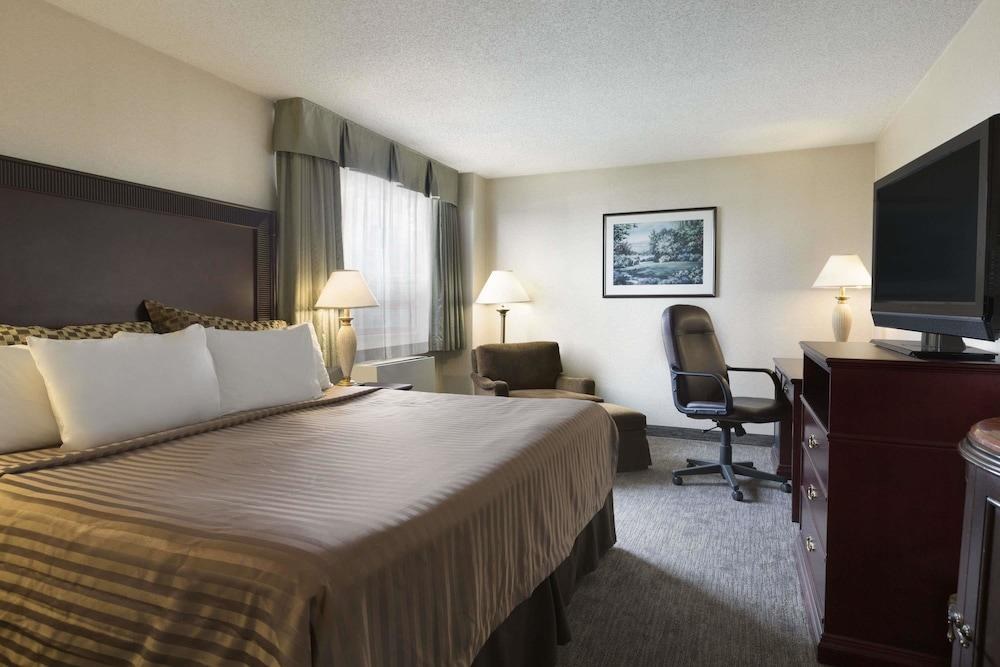 TRAVELODGE BY WYNDHAM VANCOUVER AIRPORT photo 1