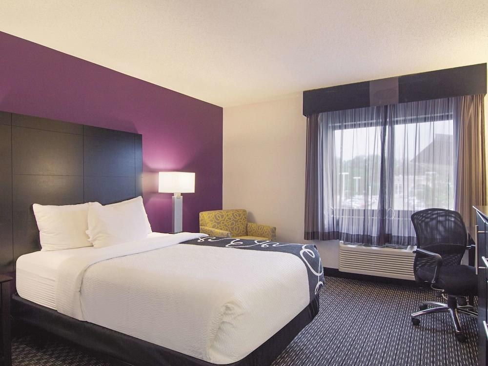 LA QUINTA INN CLEVELAND AIRPORT photo 2