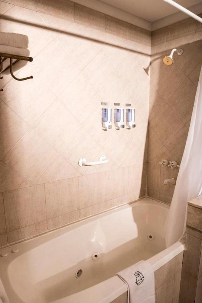 Mayflower Suites photo 2