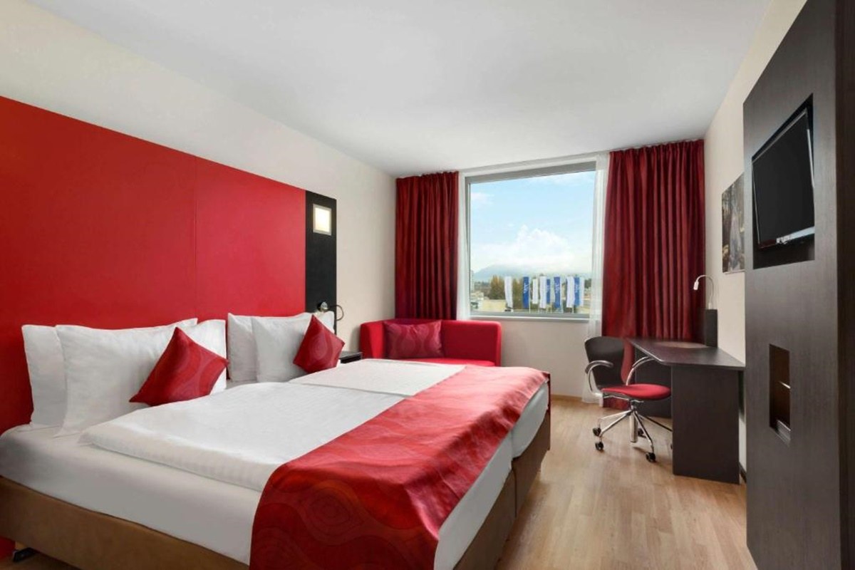Ramada Encore by Wyndham Geneva photo 1