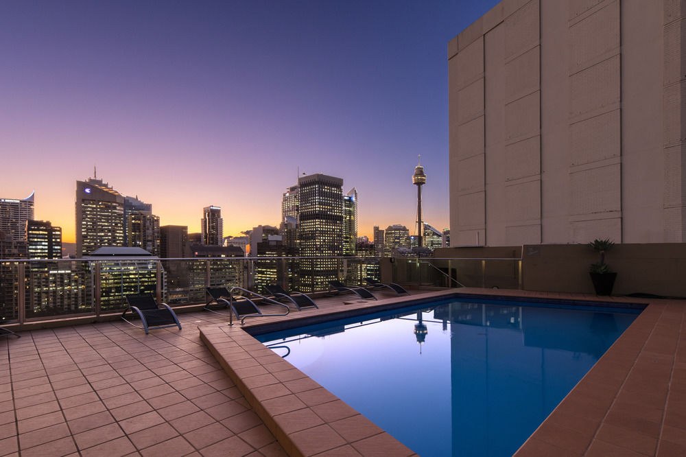 OAKS HYDE PARK PLAZA