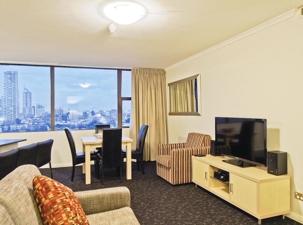 OAKS HYDE PARK PLAZA photo 3