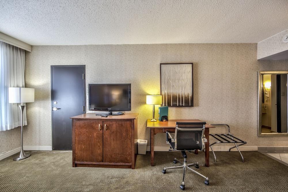 HOLIDAY INN MONTREAL AIRPORT photo 2