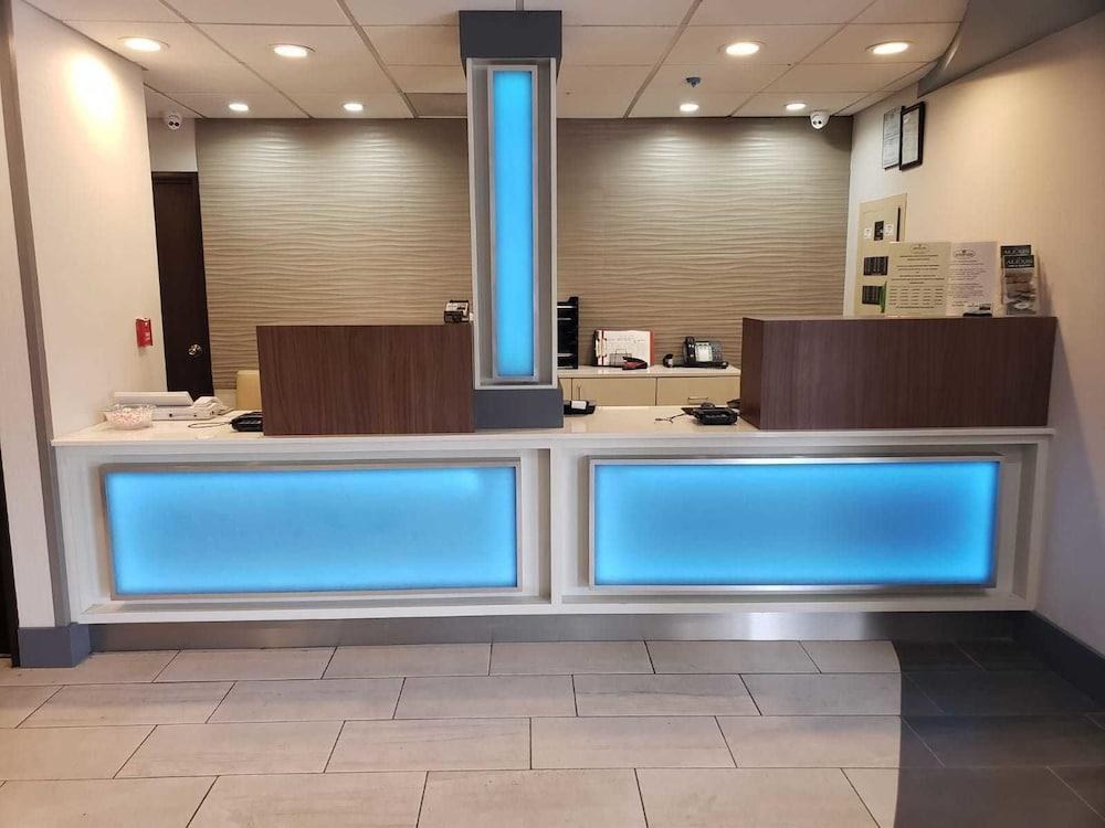 ALEXIS INN & SUITES photo 2