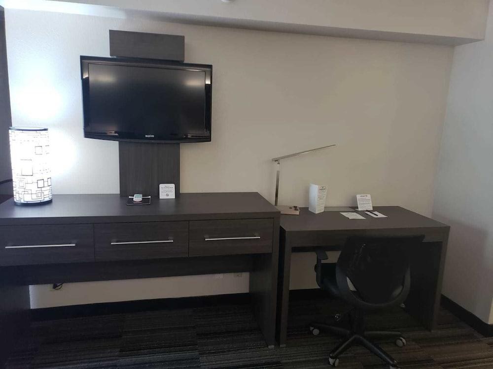 ALEXIS INN & SUITES photo 4