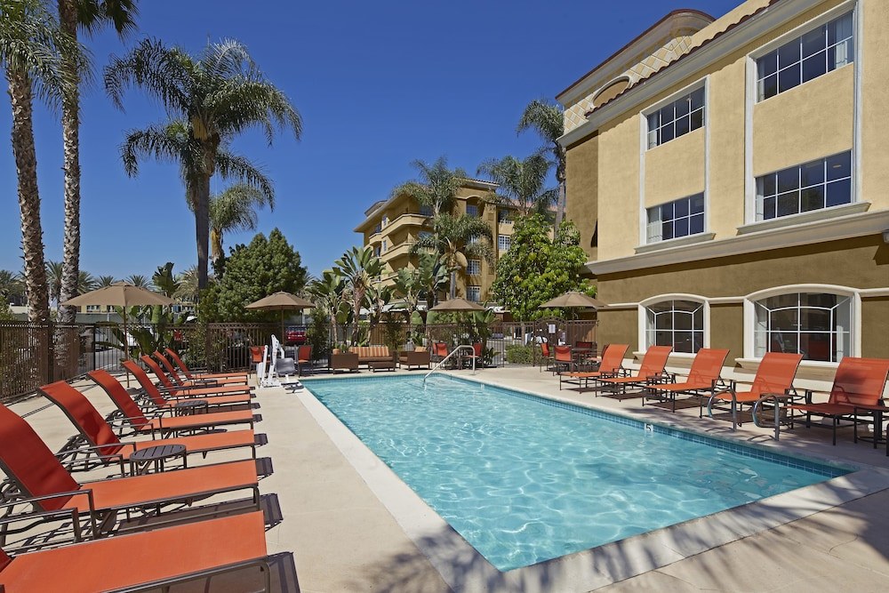 ANAHEIM PORTOFINO INN SUITES