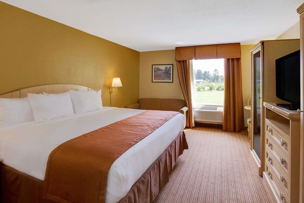 BAYMONT INN & SUITES AIRPORT photo 2