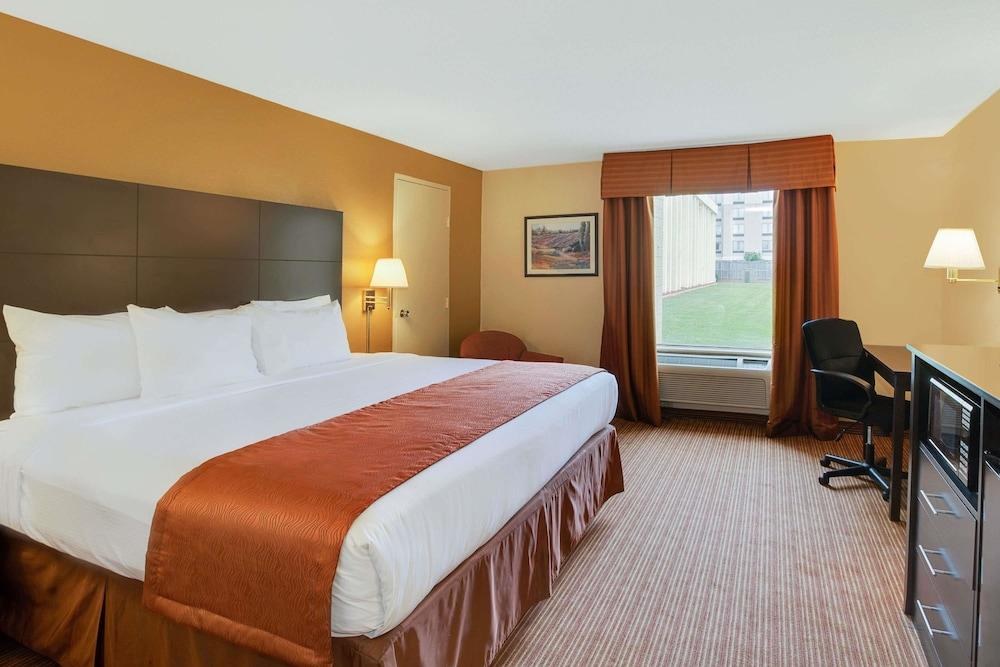 BAYMONT INN & SUITES AIRPORT photo 3