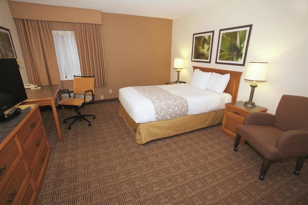 LA QUINTA INN MILWAUKEE GLENDALE HAMPTON AVENUE photo 1