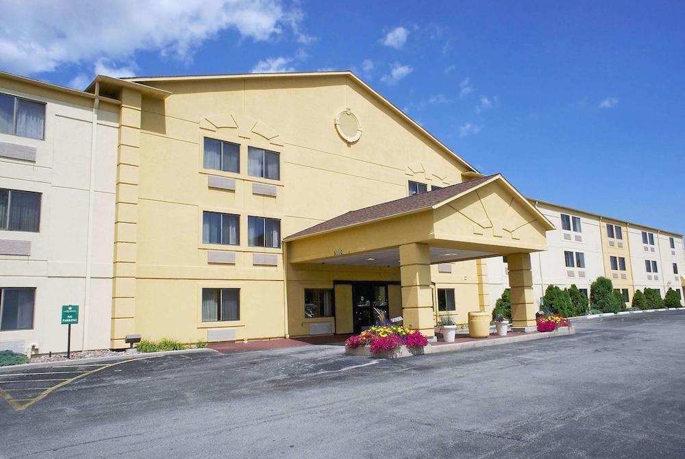 LA QUINTA INN MILWAUKEE GLENDALE HAMPTON AVENUE photo 3