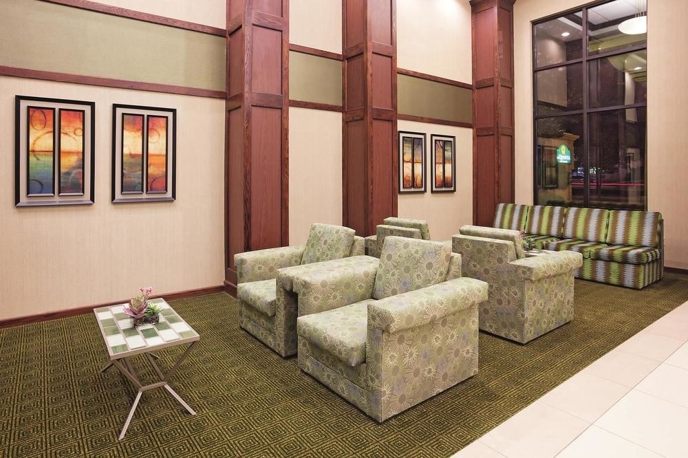 LA QUINTA INN & SUITES MILWAUKEE BAYSHORE AREA photo 1