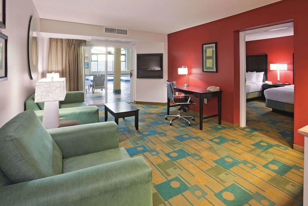 LA QUINTA INN & SUITES MILWAUKEE BAYSHORE AREA photo 2