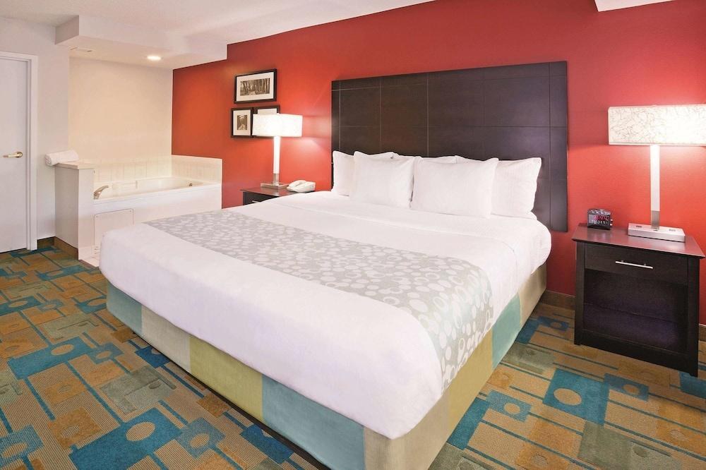 LA QUINTA INN & SUITES MILWAUKEE BAYSHORE AREA photo 4