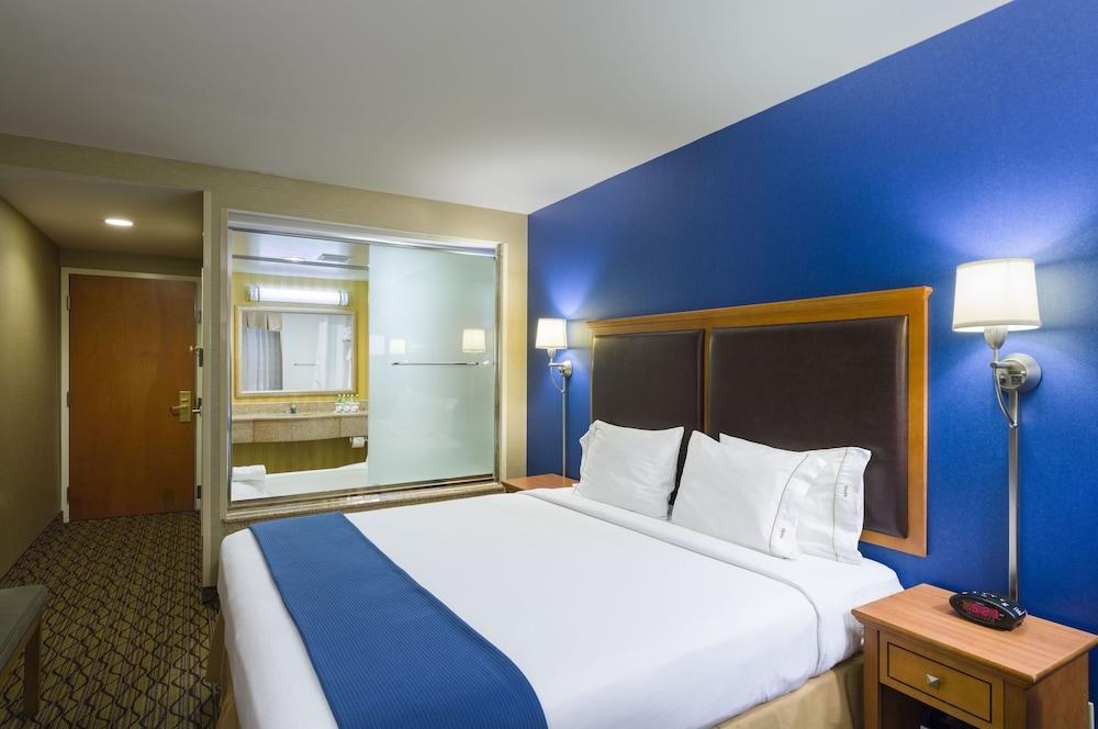 HOLIDAY INN EXPRESS CHELSEA photo 2