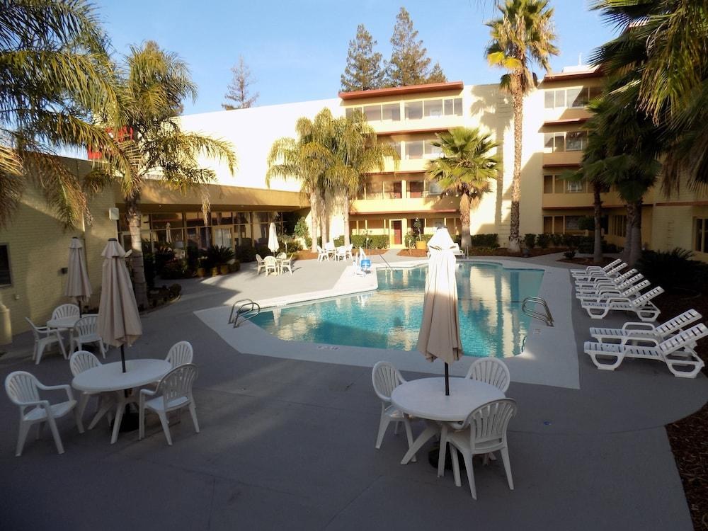RAMADA BY WYNDHAM SACRAMENTO photo 2