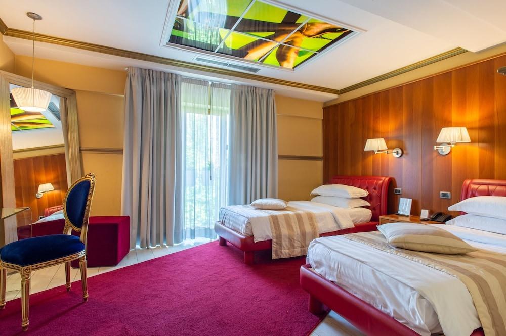 DIPLOMAT HOTEL AND SPA photo 2