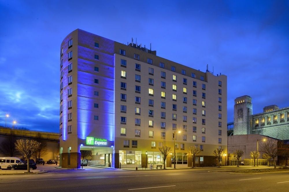 HOLIDAY INN EXPRESS PHILADELPHIA E - PENNS LANDING