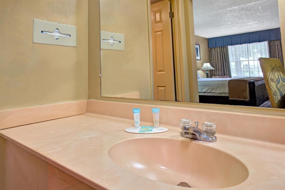 HOWARD JOHNSON BY WYNDHAM LAKE FRONT PARKKISSIMMEE photo 1