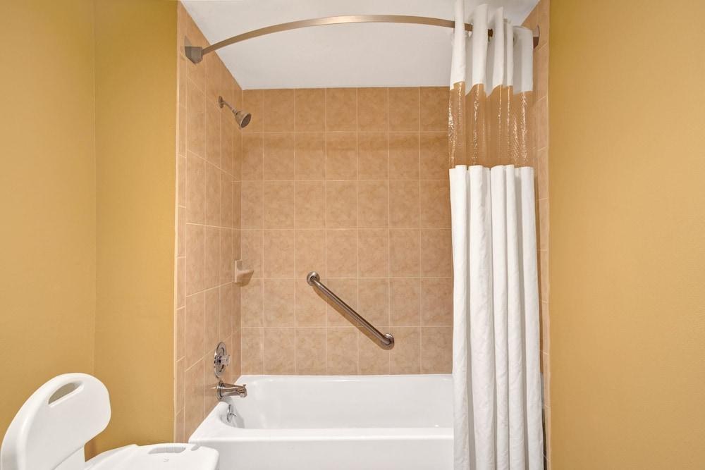 HOWARD JOHNSON BY WYNDHAM LAKE FRONT PARKKISSIMMEE photo 4