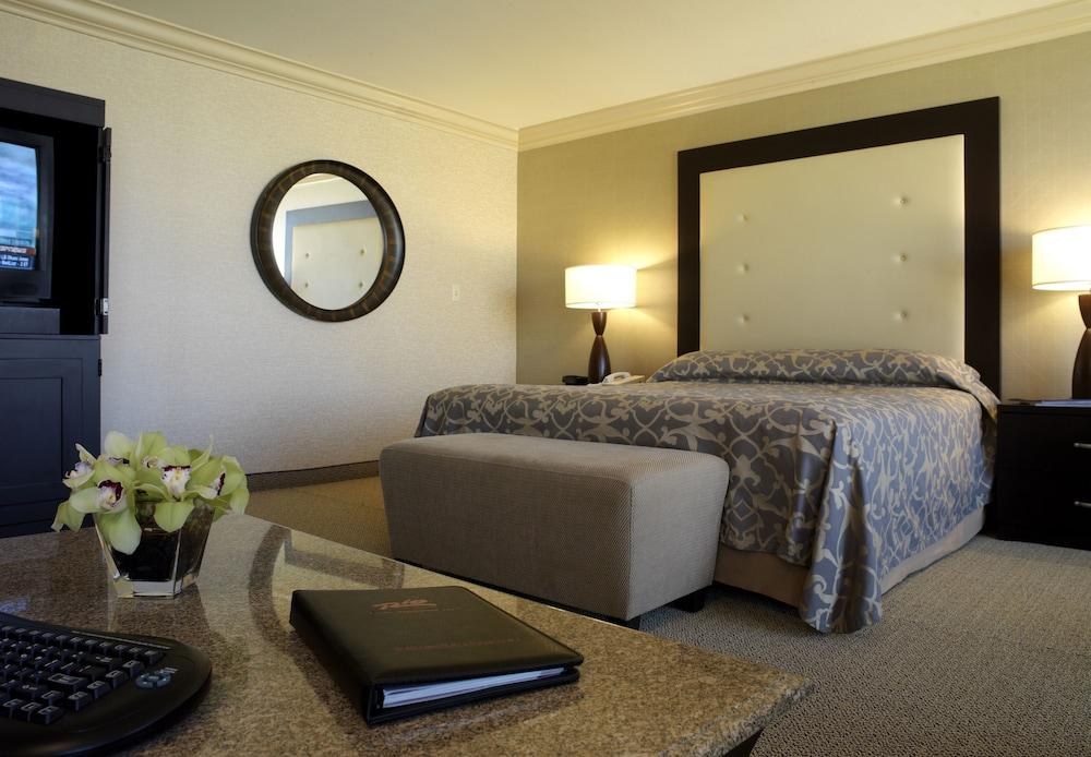 RIO ALL SUITE HOTEL & CASINO photo 2
