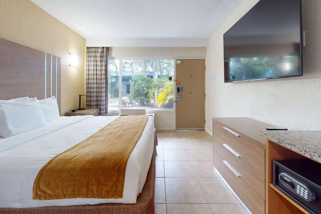 RODEWAY INN & SUITES FORT LAUDERDALE AIRPORT & CRUISE PORT photo 1
