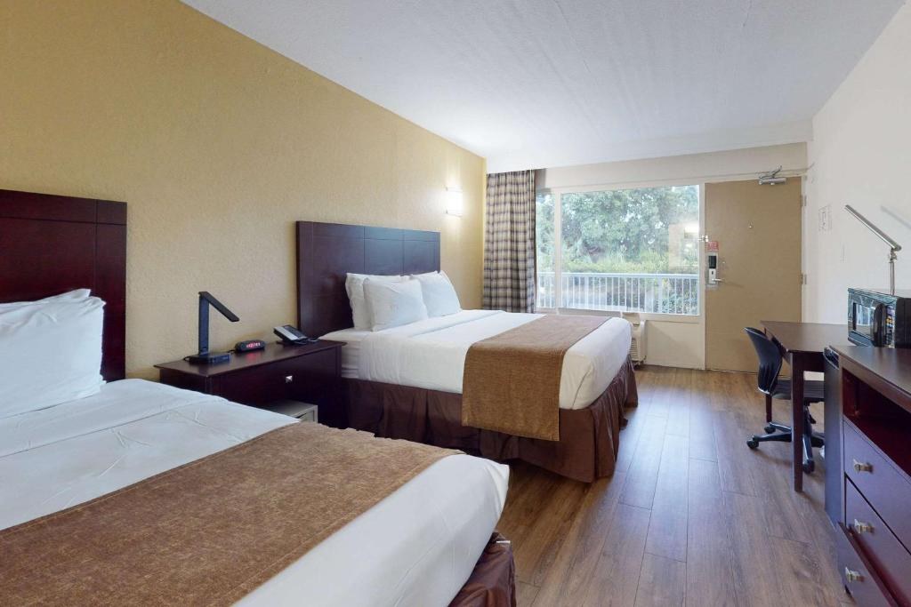 RODEWAY INN & SUITES FORT LAUDERDALE AIRPORT & CRUISE PORT photo 2