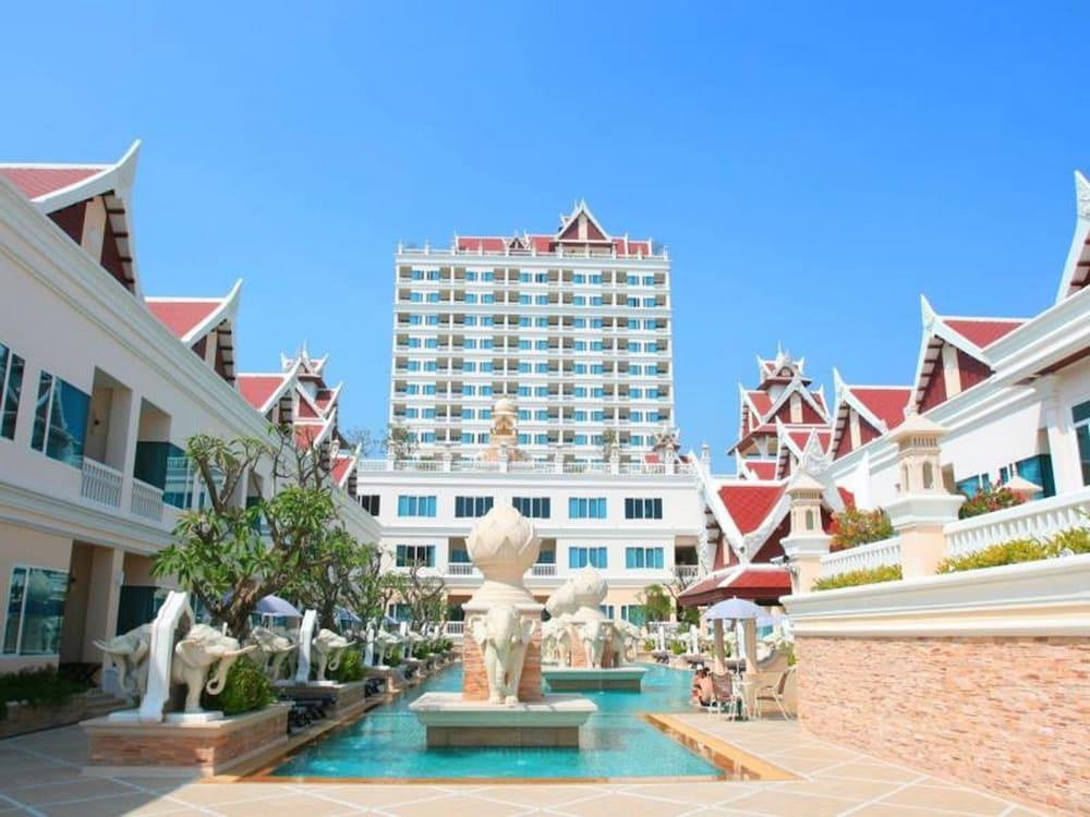 GRAND PACIFIC SOVEREIGN RESORT & SPA photo 2