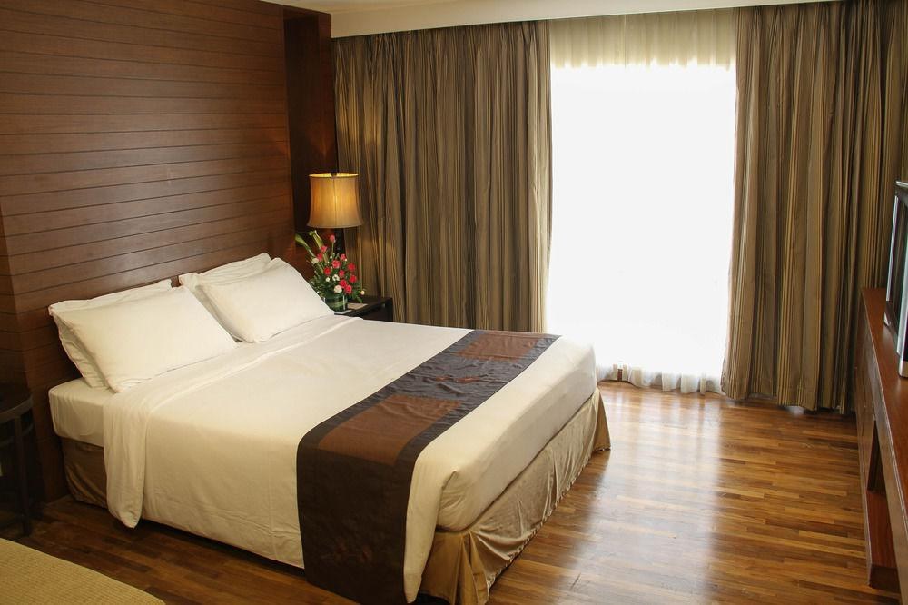 FURAMAXCLUSIVE SATHORN photo 4